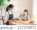 食事をする親子 137539871