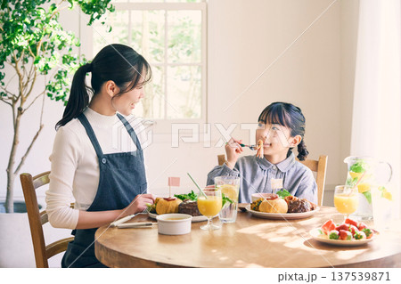 食事をする親子 137539871