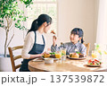 食事をする親子 137539872