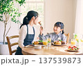 食事をする親子 137539873