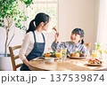 食事をする親子 137539874
