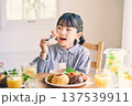 食事をする女の子 137539911