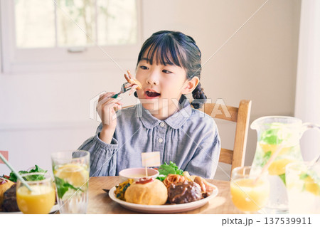 食事をする女の子 137539911