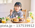 食事をする女の子 137539912