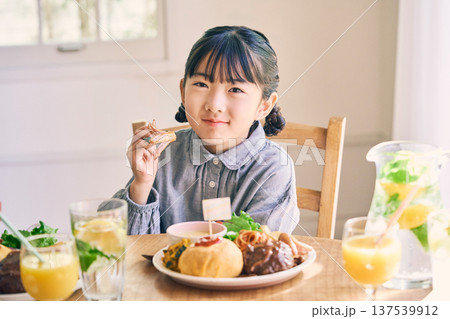 食事をする女の子 食事をする女の子 137539912