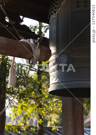 調布市深大寺の鐘楼に吊るされた梵鐘（寺院の鐘） 137540615