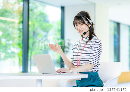 コールセンターで働く若い女性 コールセンターで働く若い女性 137541172