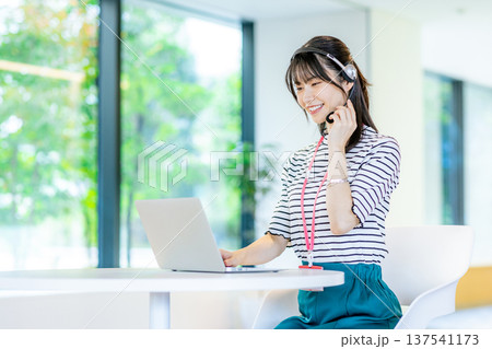 コールセンターで働く若い女性 137541173