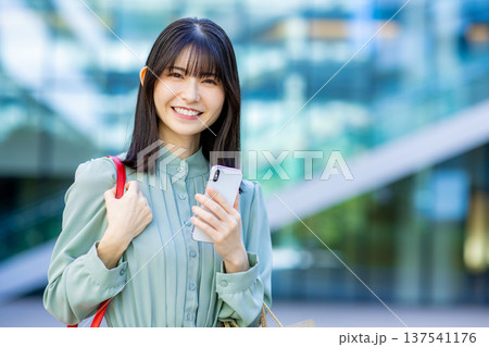 スマホを持つビジネスウーマン 137541176