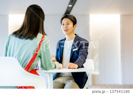 提案をする男性 137541180