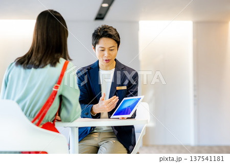 提案をする男性 137541181