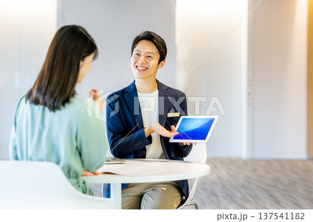 提案をする男性 提案をする男性 137541182