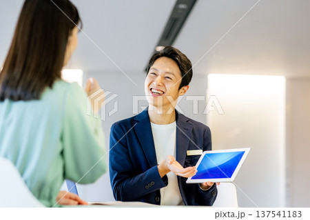 ミーティングをするビジネスマン ミーティングをするビジネスマン 137541183