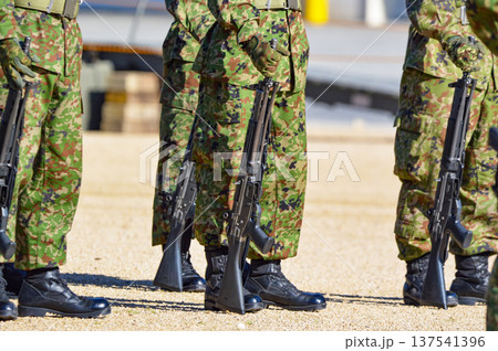 立て銃で整列する陸上自衛隊員 立て銃で整列する陸上自衛隊員 137541396