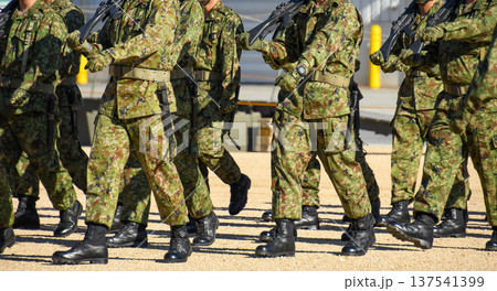 行進する陸上自衛隊の隊員 137541399
