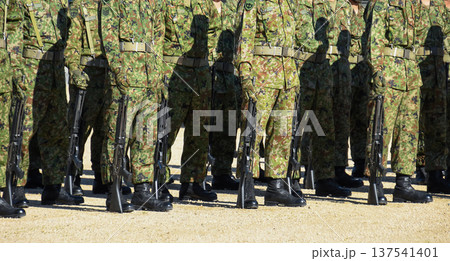 整列する陸上自衛隊員 137541401