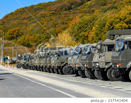 並んで駐車する陸上自衛隊のトラック 137541404