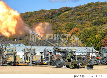 陸上自衛隊の155mm榴弾砲 FH-70の発砲の瞬間 137541412