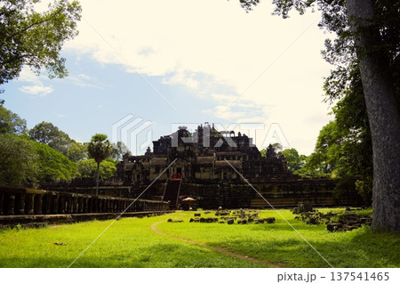 アンコール遺跡 バプーオン寺院の遠景（カンボジア） 137541465
