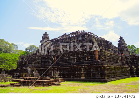 青空に聳え立つバプーオン寺院（カンボジア・アンコール遺跡） 137541472