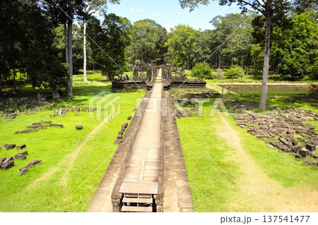 アンコール遺跡 バプーオン寺院の参道（カンボジア） 137541477