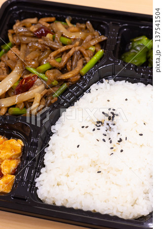 おいしい豚肉搾菜炒め中華弁当 おいしい豚肉搾菜炒め中華弁当 137541504