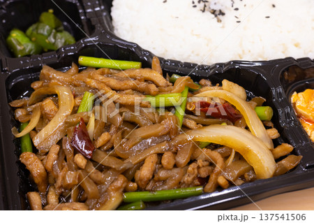 おいしい豚肉搾菜炒め中華弁当 137541506