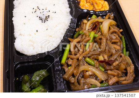 おいしい豚肉搾菜炒め中華弁当 137541507