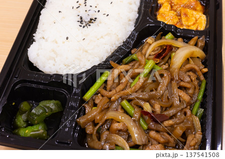 おいしい豚肉搾菜炒め中華弁当 137541508