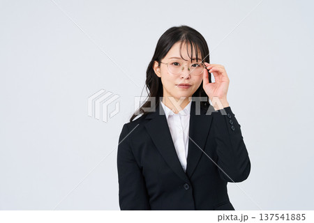 メガネをかけたビジネスウーマン 137541885