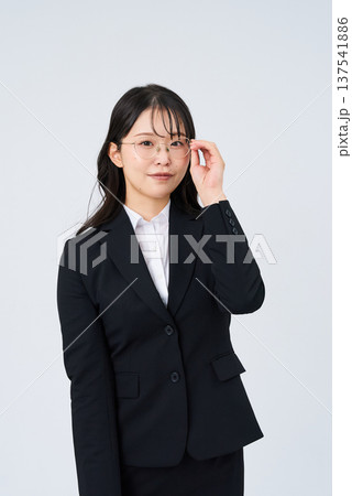 メガネをかけたビジネスウーマン メガネをかけたビジネスウーマン 137541886