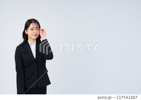 メガネをかけたビジネスウーマン 137541887