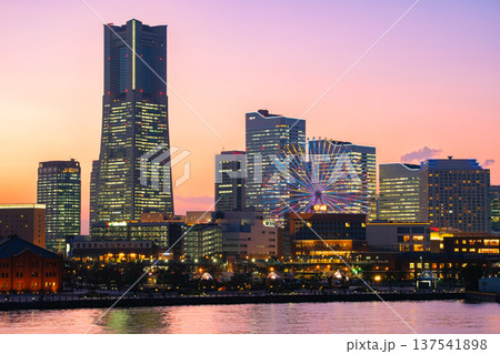 神奈川県横浜市 トワイライトに染まる大さん橋から望むみなとみらいと観覧車の夜景 137541898