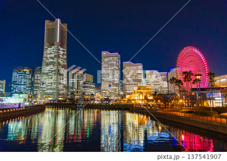 神奈川県横浜市 万国橋から望むみなとみらいの煌めく夜景とリフレクション 137541907