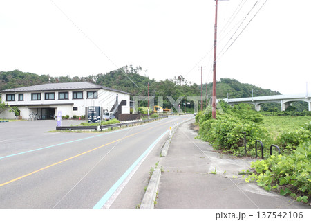 高台移設の仙石線旧線活用した遊歩道：ホテル前の遊歩道入口 137542106