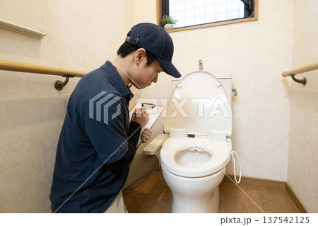 トイレのリフォームの見積もりをする男性 137542125
