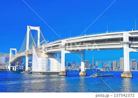 【東京都】晴天のレインボーブリッジ（東京ウォーターフロント） 137542372