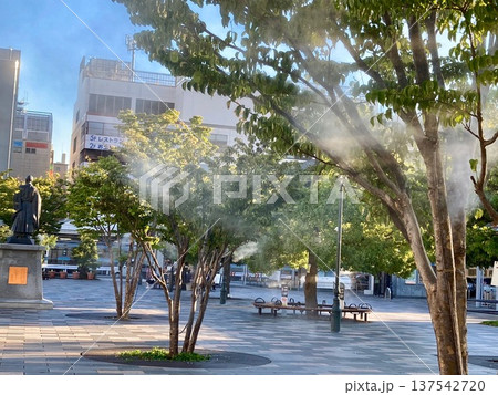 暑さ対策のミストを出している夏の甲府駅北口駅前広場・4 137542720