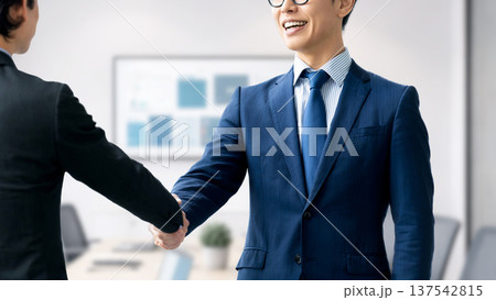 握手をする2人の男性ビジネスマン 137542815