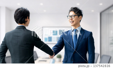 握手をする2人の男性ビジネスマン 137542816