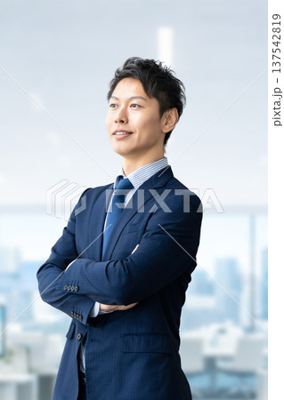 腕組みをする男性ビジネスマン 137542819