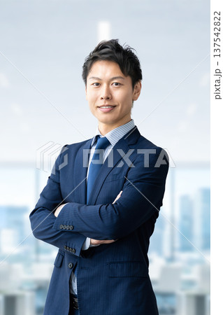 腕組みをする男性ビジネスマン 137542822