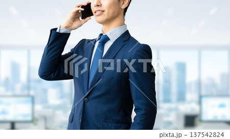 握手をする2人の男性ビジネスマン 137542824