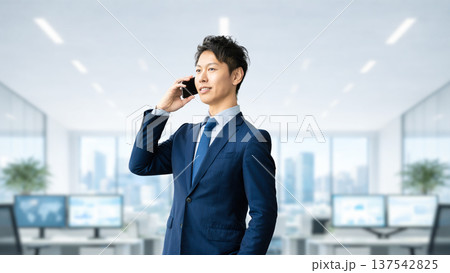 握手をする2人の男性ビジネスマン 137542825