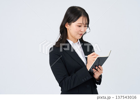メモをとる若いビジネスウーマン 137543016
