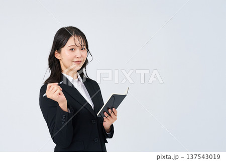 メモをとる若いビジネスウーマン メモをとる若いビジネスウーマン 137543019