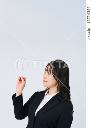 スタイラスペンを持つビジネスウーマン スタイラスペンを持つビジネスウーマン 137543424