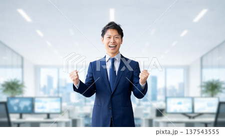 ガッツポーズをする男性ビジネスマン 137543555