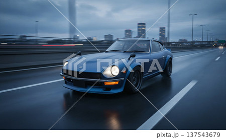 ハイウェイを走る車のイメージ 137543679