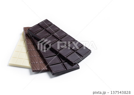 Assortment of white, milk and dark chocolate pieces 137543828